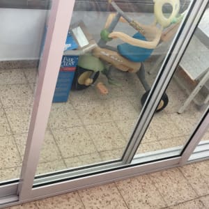 מסגרת אלומיניום לדלת הזזה מזכוכית