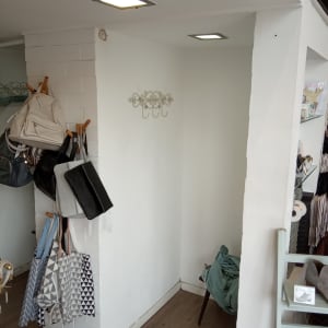 קיר לבן עם מתלה ברזל מעוצב