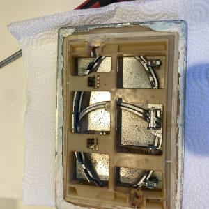 חלקי מתכת בתוך מסגרת פלסטיק על נייר מגבת