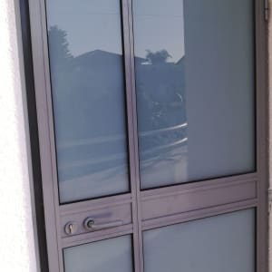 דלת אלומיניום עם זכוכית חלבית ומנעול