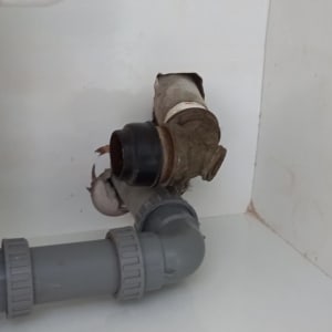 צינורות פלסטיק מחוברים מתחת לכיור