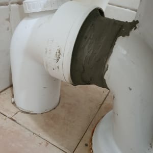 חיבור צינור פלסטיק עם חומר איטום אפור