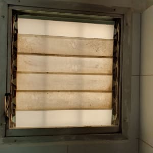 חלון עם תריסי זכוכית מלוכלכים