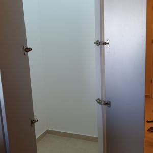 דלת מתכת עם צירים חזקים בחדר ריק