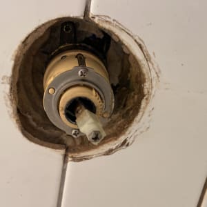 חלק פנימי של ברז עם חיבורי צנרת