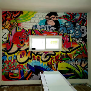 רצפת פרקט עץ כהה עם שולחן עבודה לבן