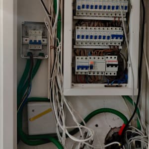 לוח חשמל עם חוטים וכלים חשמליים