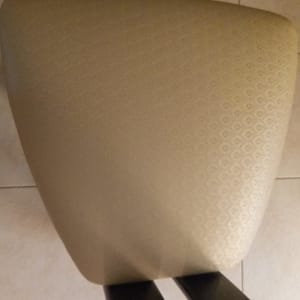 ריפוד כיסא עם דוגמה גיאומטרית על רקע בהיר