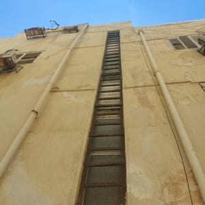 רשת מתכת על חלון צר וארוך בבניין ישן