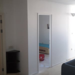 קיר גבס לבן עם פינה חשופה