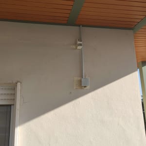 צינור חשמל וקופסת חיבורים על קיר חיצוני