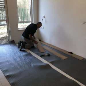 התקנת פרקט על גבי תשתית רכה בחדר