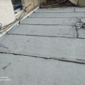 גג אטום עם יריעות ביטומניות ואיטום סביב צינור