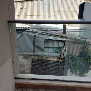 מעקה זכוכית עם מסגרת מתכת במרפסת