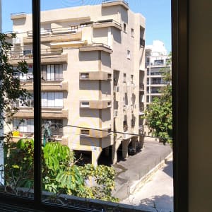 חלון אלומיניום עם נוף לבניין חיצוני