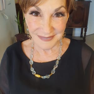 איפור עיניים מודגש ושיער קצר מסודר