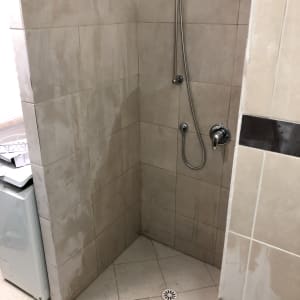 מקלחת עם אריחים חדשים וברז מותקן