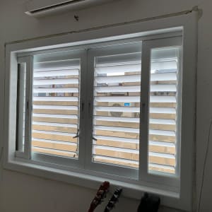 חלון אלומיניום עם תריסים לבנים