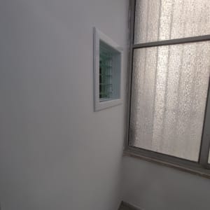 קיר צבוע בלבן עם חלון קטן