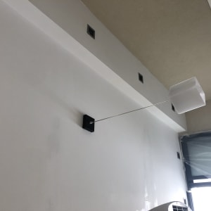 קיר צבוע בלבן עם סימני צבע שונים