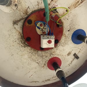 חיבורי חשמל וצינורות במערכת חימום מים