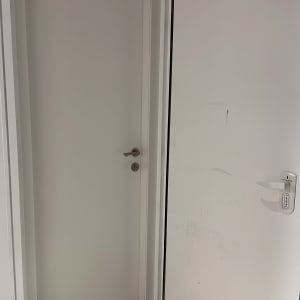 שתי דלתות לבנות עם ידיות מתכת