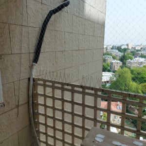 רשת למניעת כניסת יונים על קיר מרפסת
