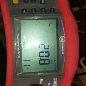 מודד חשמל עם תצוגה דיגיטלית וכפתורים