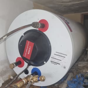 דוד שמש עם חיבורים וצינורות מתכת