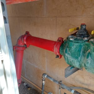 צינור אדום עם ברזים צהובים ומחברים