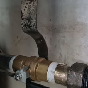 שסתום פליז עם צינור ומפתח ברגים