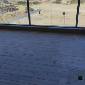 מרפסת עם רצפה מלוכלכת וכתמים