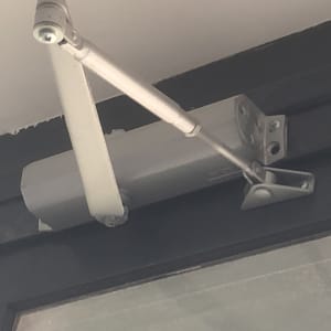 מנגנון סגירה אוטומטי לדלת מתכת