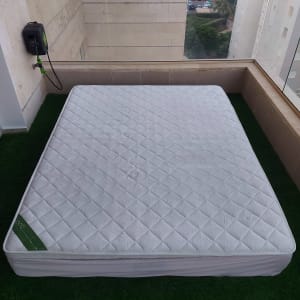 מזרן לבן על מרפסת עם דשא סינתטי