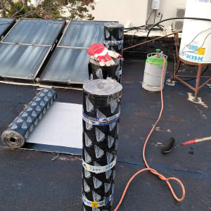 גלילי איטום על גג, כפפות וכלי עבודה