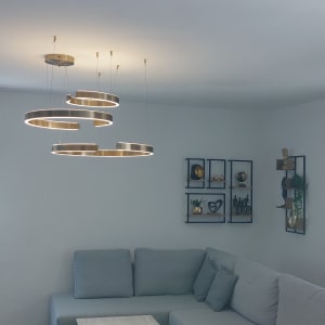 נברשת עגולה תלויה מהתקרה עם תאורה מודרנית