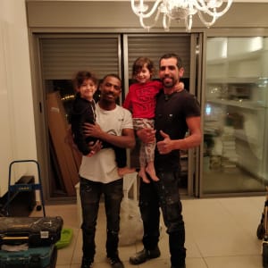 ארגזי כלים ומזוודות עבודה על הרצפה