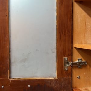 דלת עץ עם זכוכית חלבית במרכז