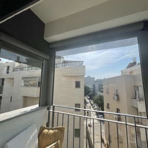 מרפסת עם סוכך גלילה אפור פתוח חלקית