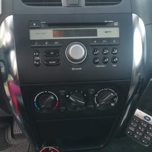 מערכת שמע לרכב עם כפתורים ותצוגה דיגיטלית