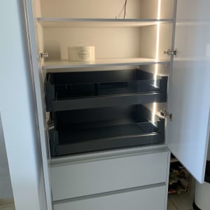 ארון מטבח פתוח עם מדפים ותאורה פנימית