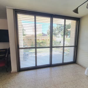 חלון אלומיניום עם תריסים אופקיים