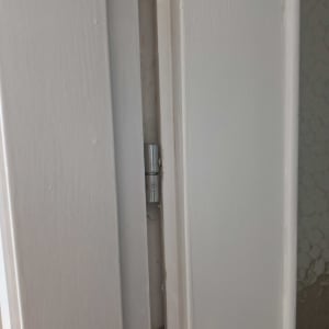 ציר דלת לבן עם מסגרת דלת