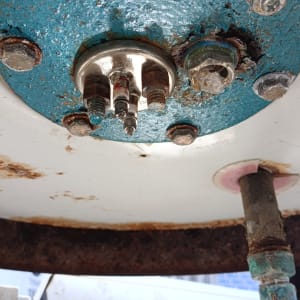 חלק תחתון של דוד שמש עם ברגים וחלודה