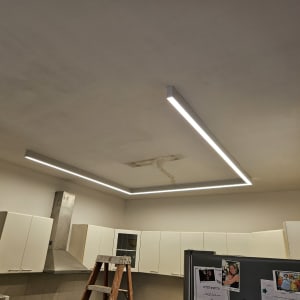 תאורת תקרה עם סולם במטבח