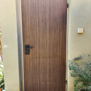 דלת עץ חומה עם ידית שחורה