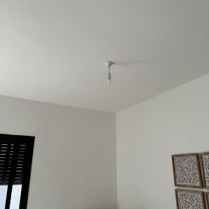 נורה חשמלית תלויה מהתקרה בחדר