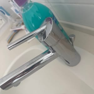 ברז וכיור עם סבון נוזלי