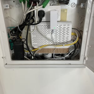 ארון תקשורת עם כבלים ונתב רשת