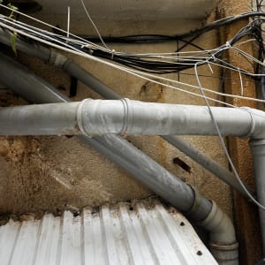 תמונה של צינורות וחוטים על קיר חיצוני